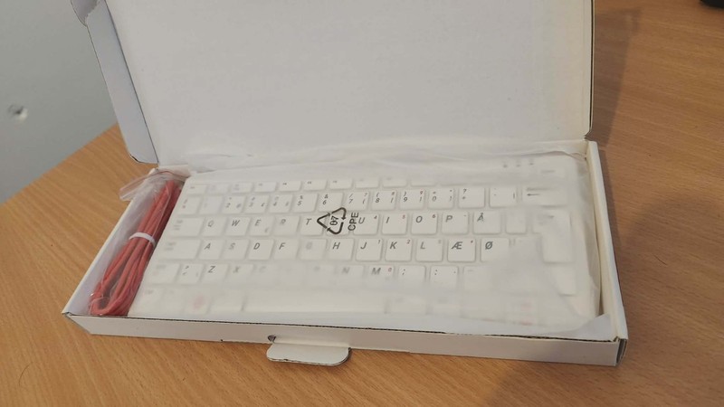 Official Raspberry Pi Keyboard & Hub White Red Nordic Layout New Boxed