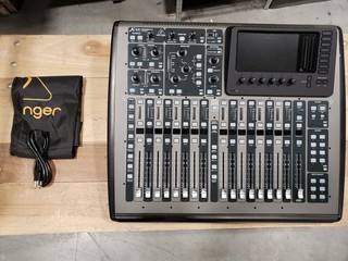 Mezclador digital compacto Behringer X32 de 40 canales mitad de pantalla dañada