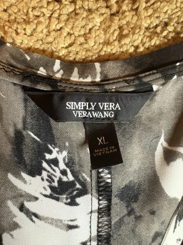 Simply Vera Vera Wang Women XL Sleeveless Vneck Flowy Floral Tank Top Monochrome - Image 2 of 4