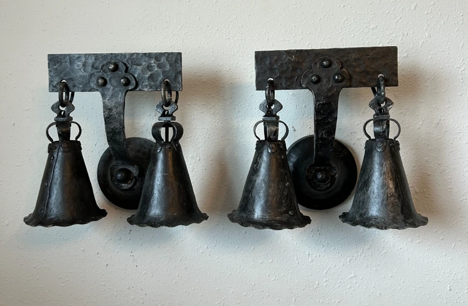 一对1920 - 1930年代锤击铁工艺美术哥特式壁炉 — 第 3/4 张图片