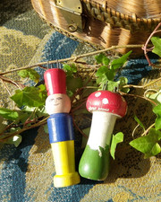 2 ANCIENS TRICOTINS EN BOIS