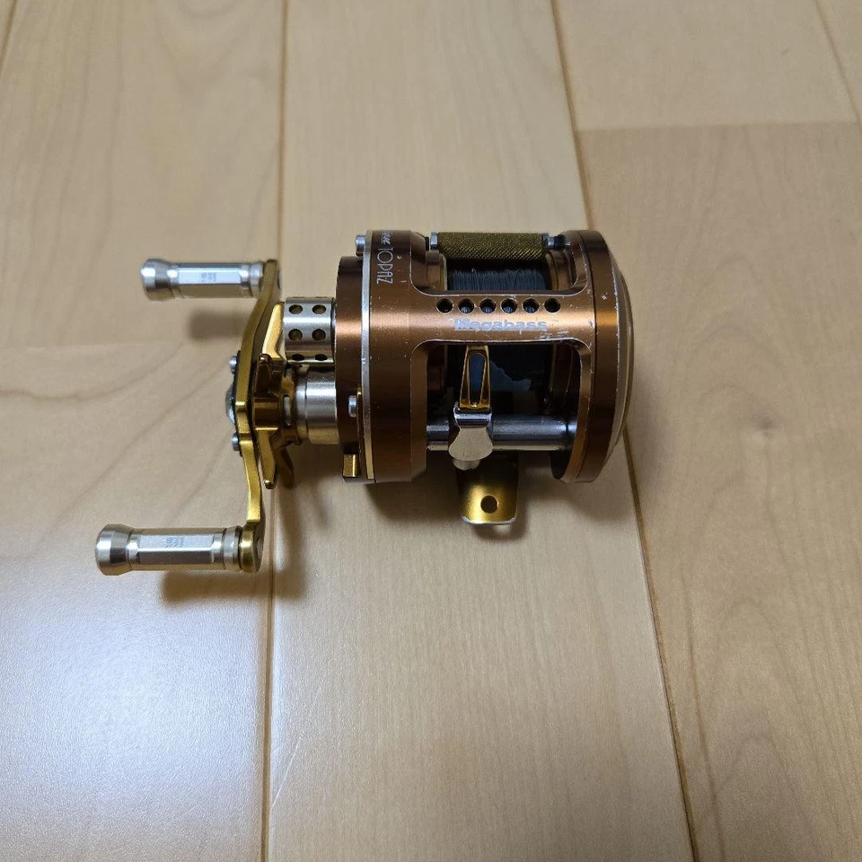 Megabass Monoblock Topaz Casting Reel Fishing Reel Right Hand Freshwater Bass - Image 2 of 4