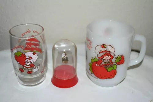 Vintage 3 piece STRAWBERRY SHORTCAKE lot COFFEE CUP Juice Glass & charm USA EUC