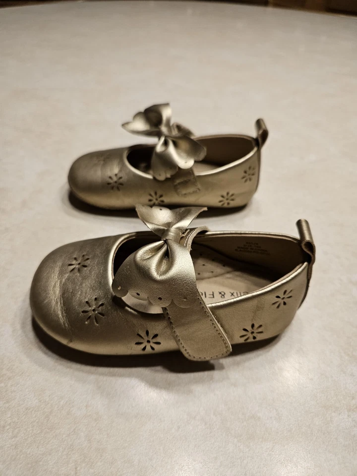 Pair of Gold Felix & Flora Toddler US Size 7 (140 mm/14 cm) - Pre-owned  - Image 4 of 4