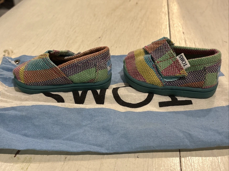 Zapatos Tiny Toms para niñas pequeñas talla 2T tela arco iris lona Foto 4 de 4