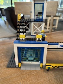 LEGO City Police Station 60141 - Retired - 100% complete - see description 