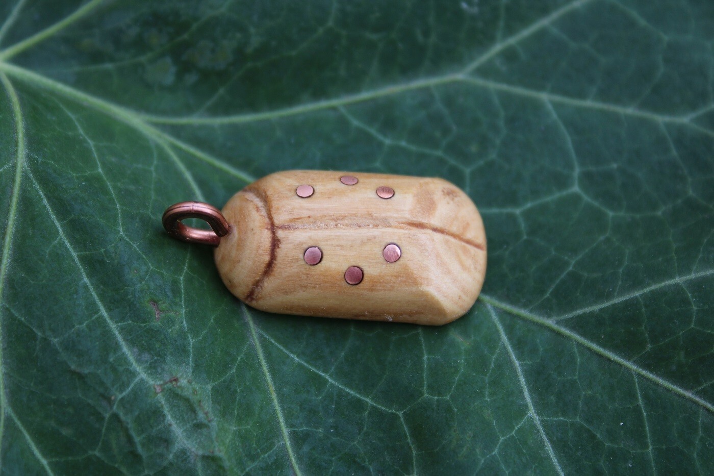 Pendentif OLIVIA coccinelle, bijou artisanal pour tenue bohème