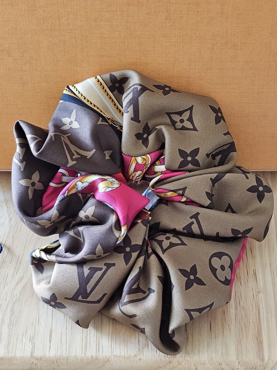 2pcs Brown Monogram Headband and Scrunchie Set LOUIS VUITTON SCRUNCHIE HAIR ACCESSORY HAIR RIBBON BROWN  main image 3