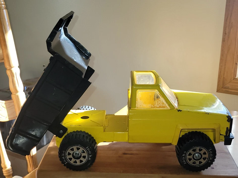 Camión de volteo Chevy Tonka 1983 de colección amarillo y negro acero prensado necesita trabajo Foto 3 de 4