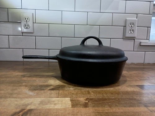 Vintage Unmarked Wagner 11” Smooth Bottom Cast Iron Chicken Fryer w/Lid