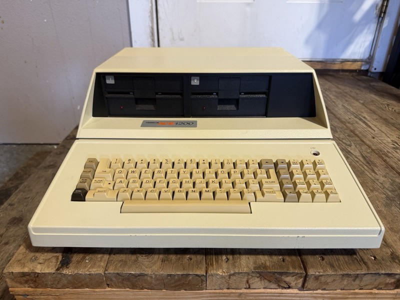 Apple II Clone Franklin Ace 1200 Computer (Boots up)
