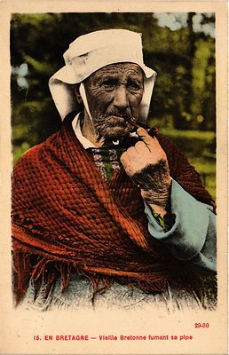 Old postcard in Brittany - Old Breton smoking his pipe (384144)