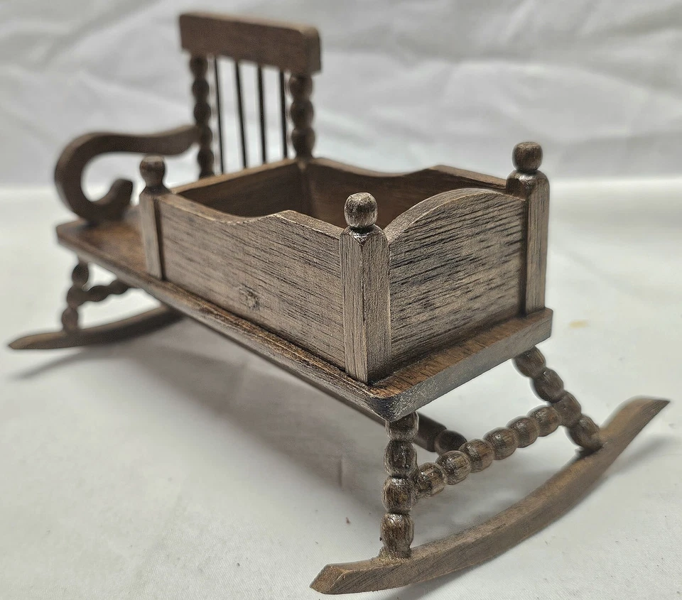 Nuevo de Lote Antiguo Muebles para Casa de Muñecas Concord Granny Balancín Cuna Bomba Fregadero Toldo Cama Tocador Foto 3 de 4
