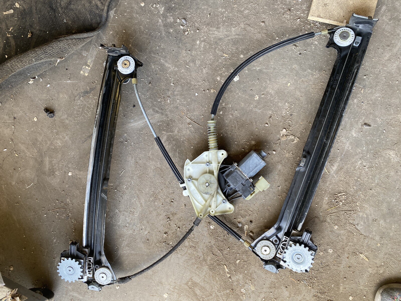 6700098160 Front Left Side Window for Regulator 14-22 Maserati Quattroporte M156