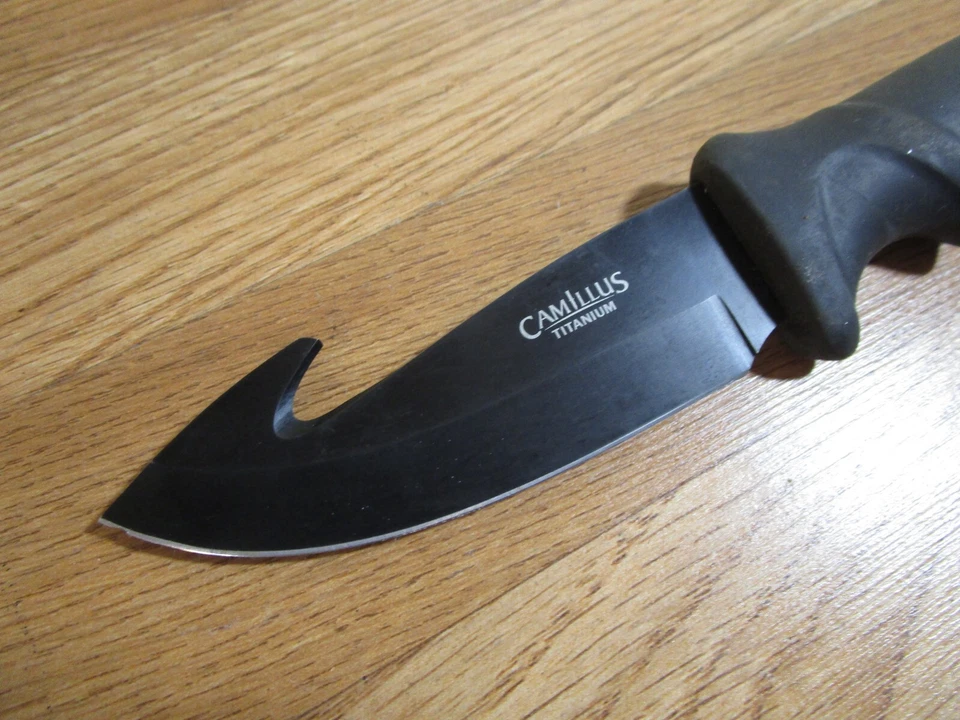 CUCHILLO GANCHO TRIPA CAZA PECES HOJA FIJA CAMILLUS TITANIO 4-1/4" Mango de Goma Foto 2 de 4