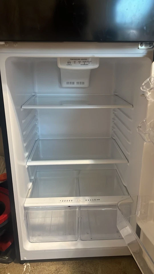 Magic Chef HMDR1000BE 10,1 ft³ Refrigerador con congelador superior - negro Foto 2 de 4