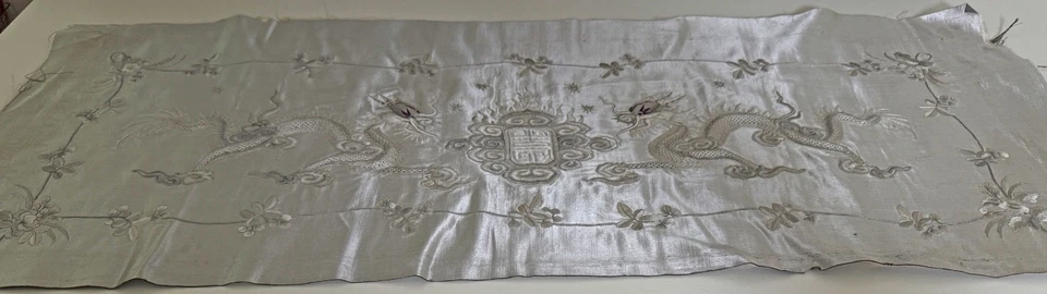 Panel satinado de seda plateado muy bordado a mano chino de los años 1920/30 ZZ589 Foto 2 de 4