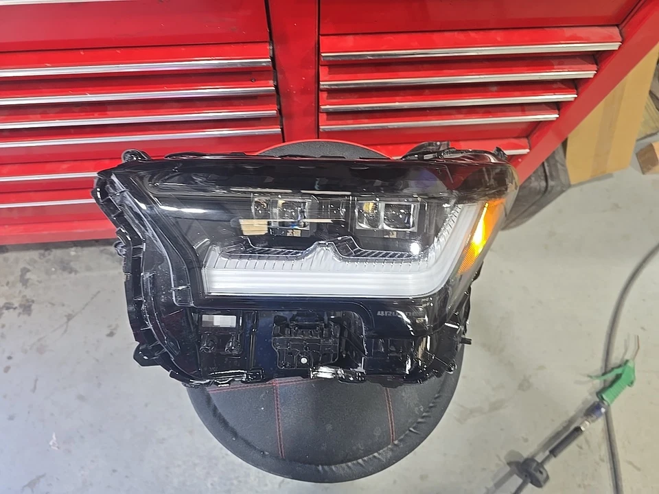 Faro izquierdo bi-LED adaptable Toyota 4Runner 2025 2026 OEM Foto 2 de 4