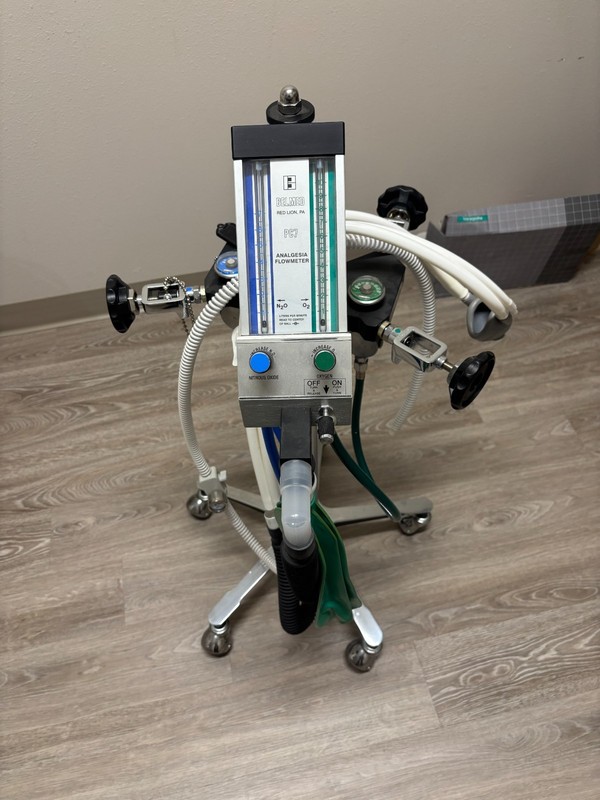 Belmed Portable  Medical Nitrous Oxide  Flowmeter on 4 Tank Cart  and scavenger