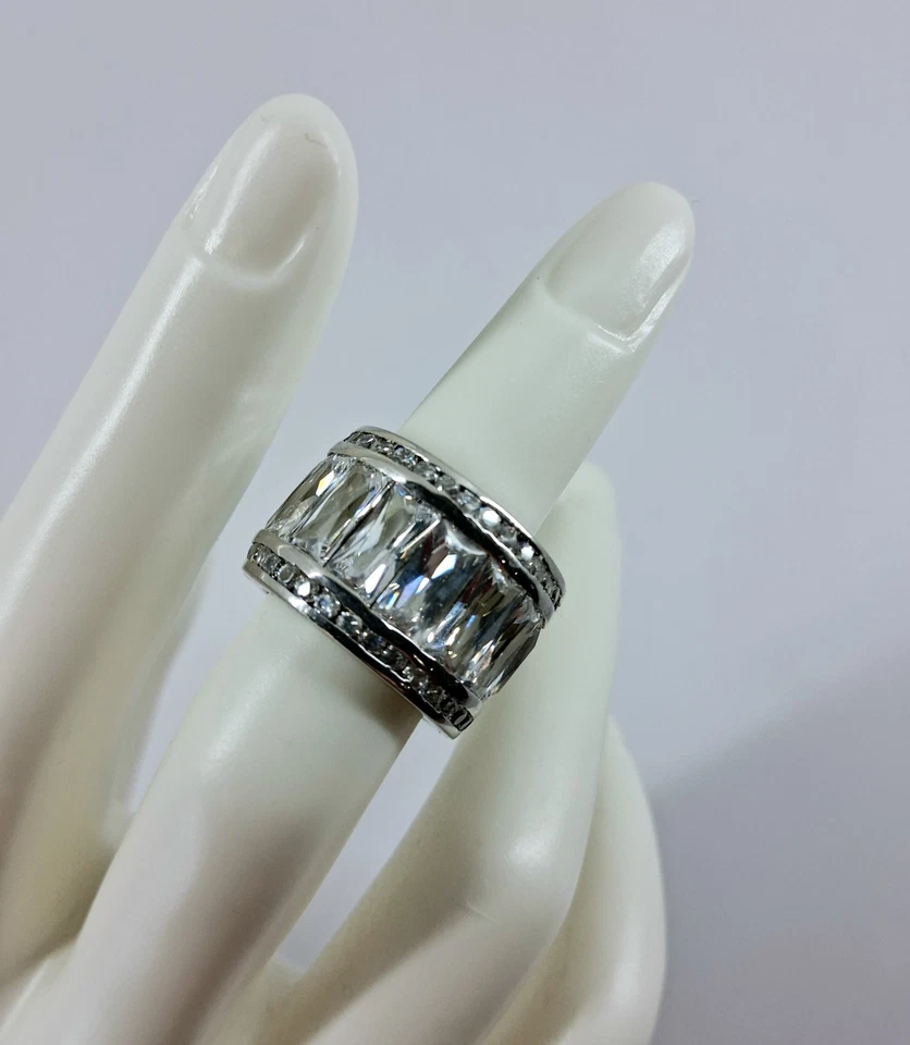 Anello in argento 925 rodiato con cristallo sfaccettato taglio baguette  - Immagine 4 di 4