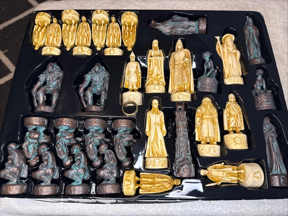 The Lord of the Rings The Return of the King Chess Set Including the Gold Ring - Image 2 of 4