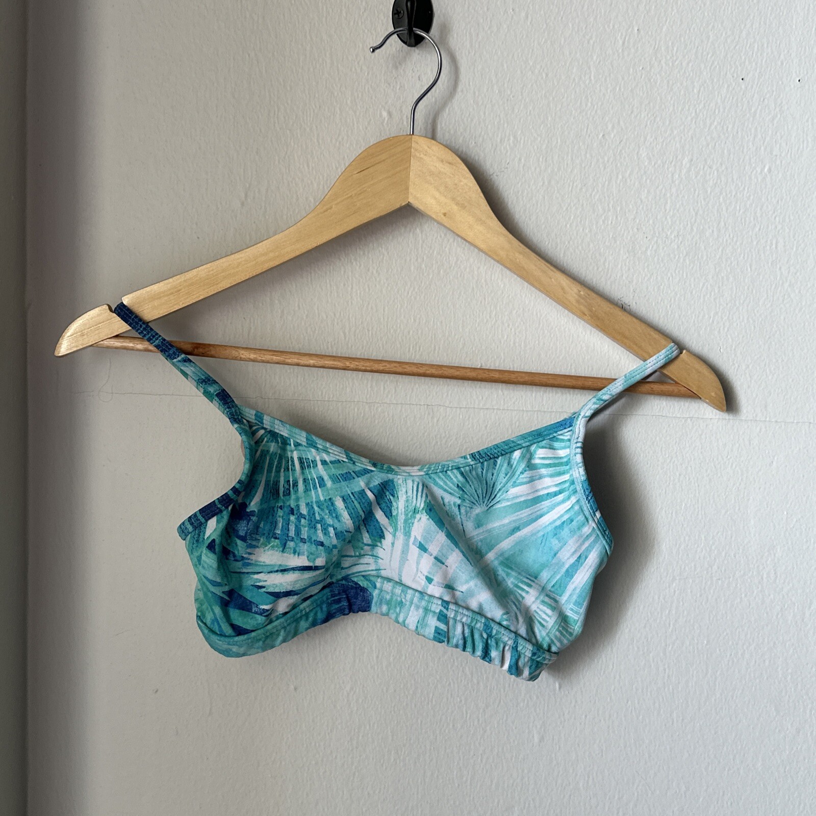 Baby blue palm print medium sports bra for active women-image