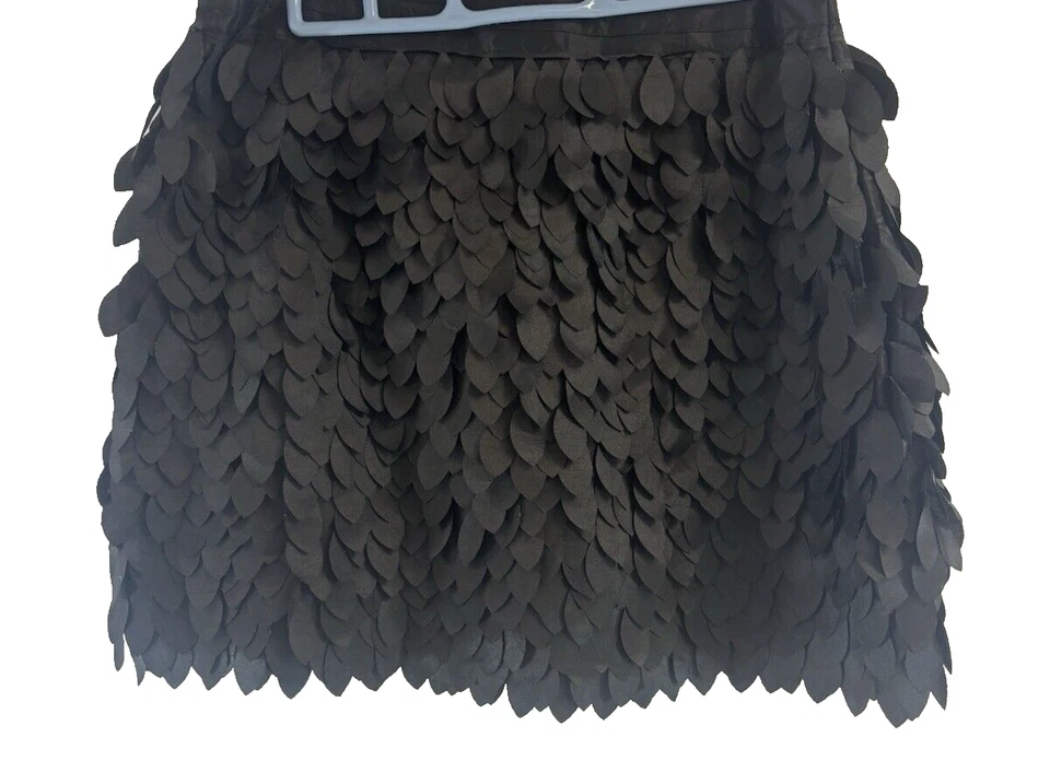 Kardashian Kollection 女式黑色花瓣细节裙新款侧拉链中号 — 第 2/4 张图片