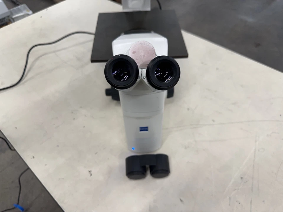 Microscopio invertido ZEISS Axio Vert.A1 con (4) objetivos 5X 10X 20X 40X Foto 2 de 4