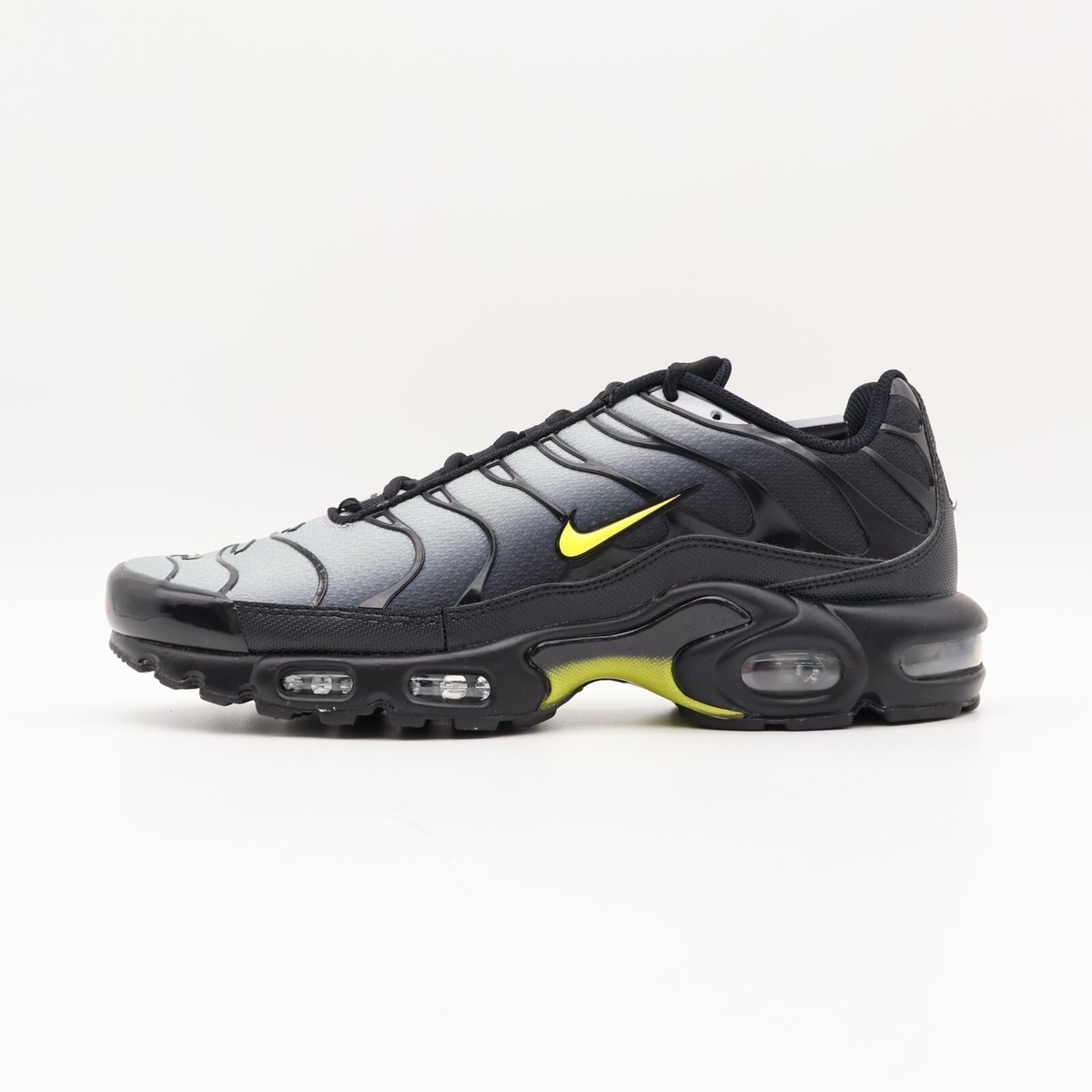 Nike サッカーシューズ ブラック/グレー/イエロー DM0032-012 Nike Air Max Plus Wolf Grey Black Opti Yellow (Men's