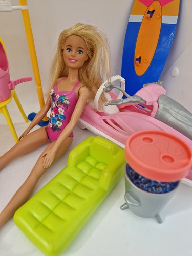 Barbie Strand Set Jetski Surfbrett Lilo Koffer Volleyball Netz und Puppen - Bild 3 von 19