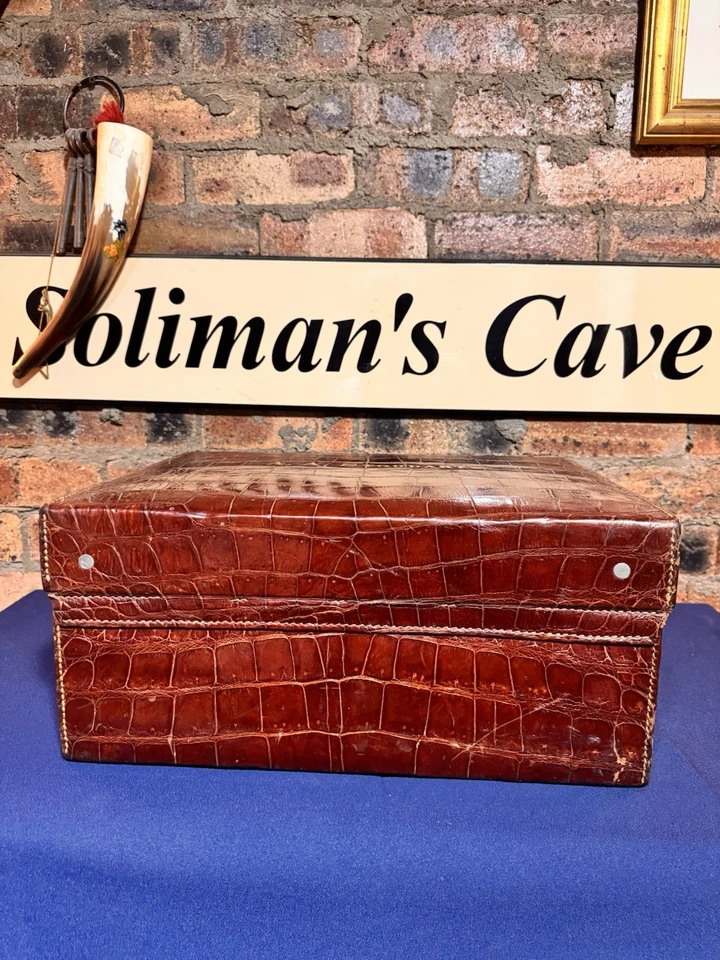 Estuche de tocador A Crocodile Gentlemans con frascos de plata 1900 impresionantes condiciones en muy buena condición Foto 3 de 4