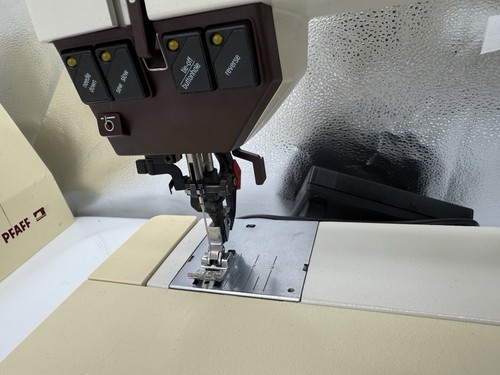 PFAFF CREATIVE 1471 Dual Feed IDT Sewing Machine w/ Cord, Foot Pedal, & Case EUC - Picture 6 of 19