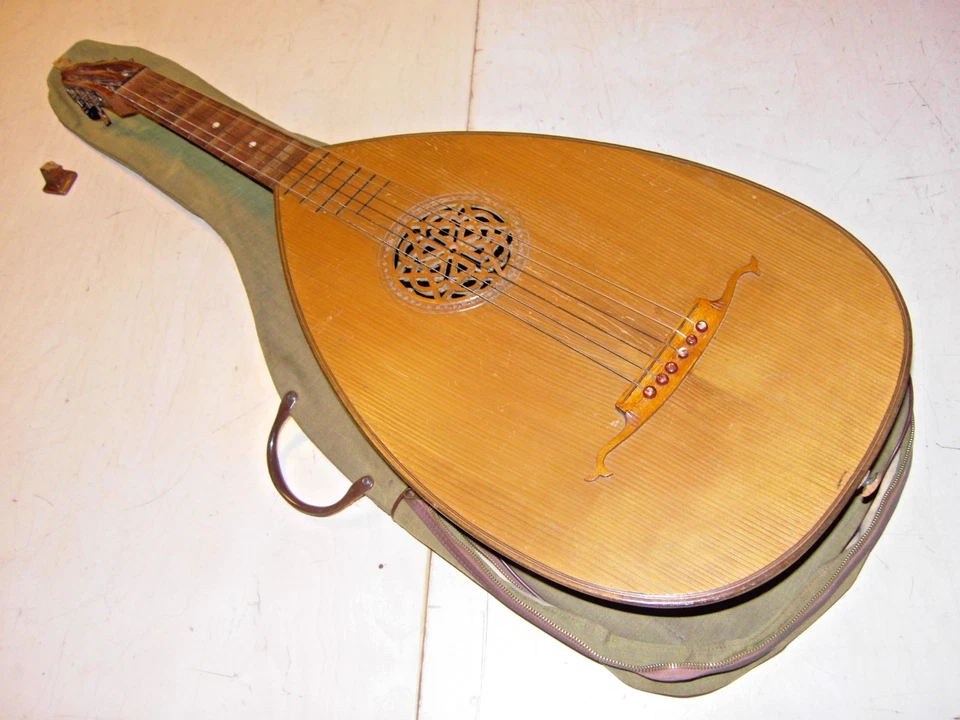 Alte defekte 6-saitige Gitarre in Lautenform Laute Gitarrenlaute mit Hülle