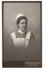 Fotografie F. Lorson, Bern, Portrait Rot-Kreuz Krankenschwester Lucie in Dienst 