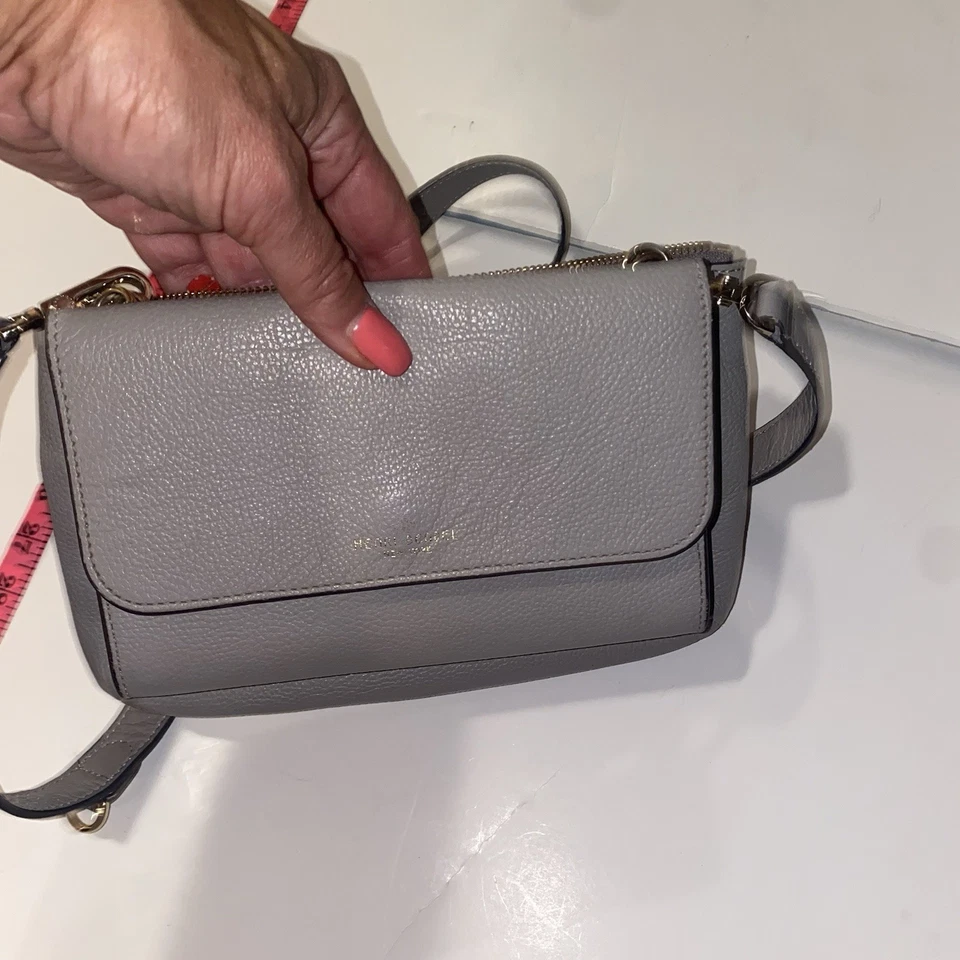 Винтажный серо-бежевый кожаный клатч и бумажник Henri Bendel Influencer с ремешком - Изображение 4 из 4