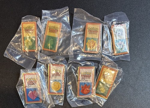 Sealed Pokémon League Kanto Gym Badge Pin 2000 WOTC Karte Nintendo Komplett Set 8