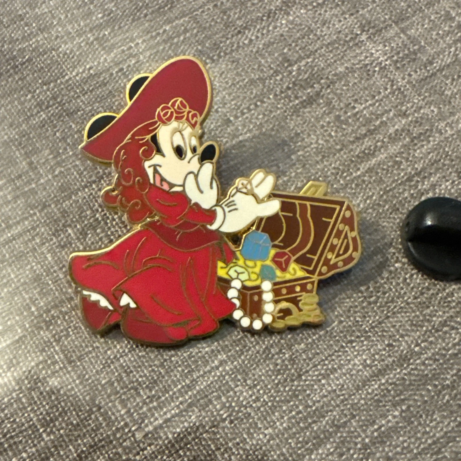 Minnie Mouse Pirates of the Caribbean LE Redhead with Treasure Chest Pin