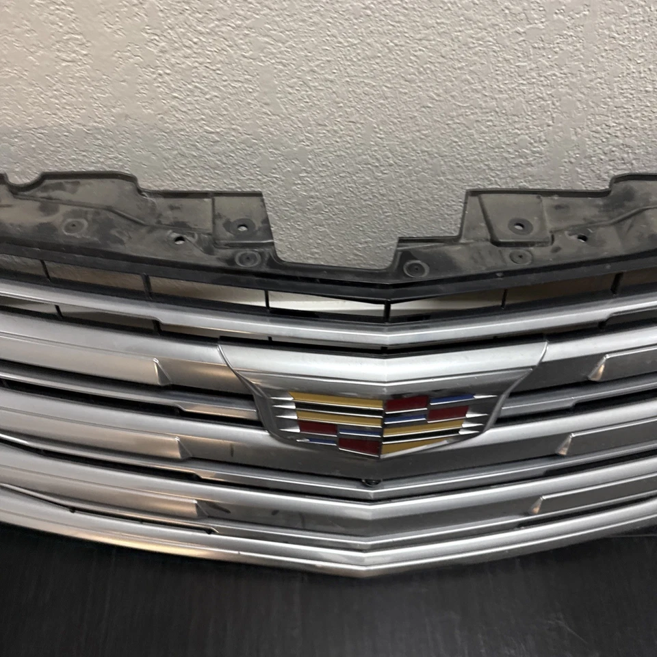 Rejilla Cadillac Escalade 2015-2020 OEM parrilla superior delantera con cámara 23399558 Foto 3 de 4