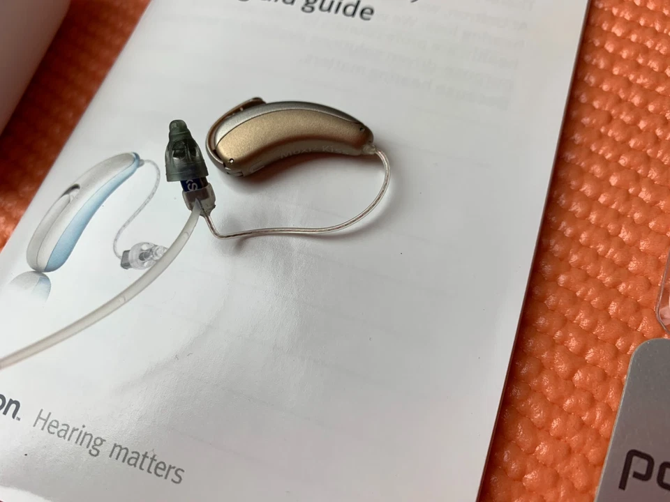 Audífono UNITRON Moxi 2 Kiss Left Behind the Ear (BTE) + Accesorios - MiE Foto 2 de 4