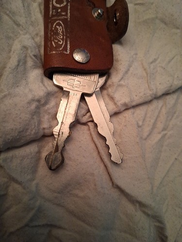VINTAGE FORD MOTOR COMPANY KEY CHAIN WITH ORIGINAL KEY TO PAST AUTOMOBILE - 第 6/6 張圖片