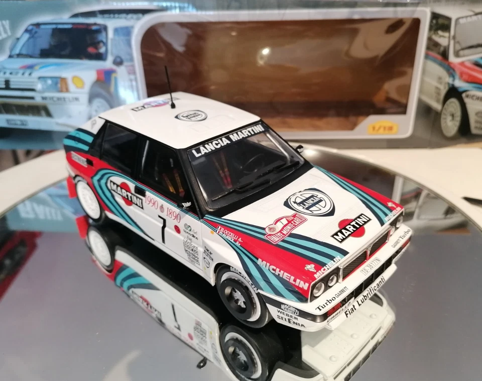 Ixo 1/18 Lancia Delta HF Rally 4WD 16v Auriol Occelli Winner Montecarlo 1990 Box - Immagine 2 di 4