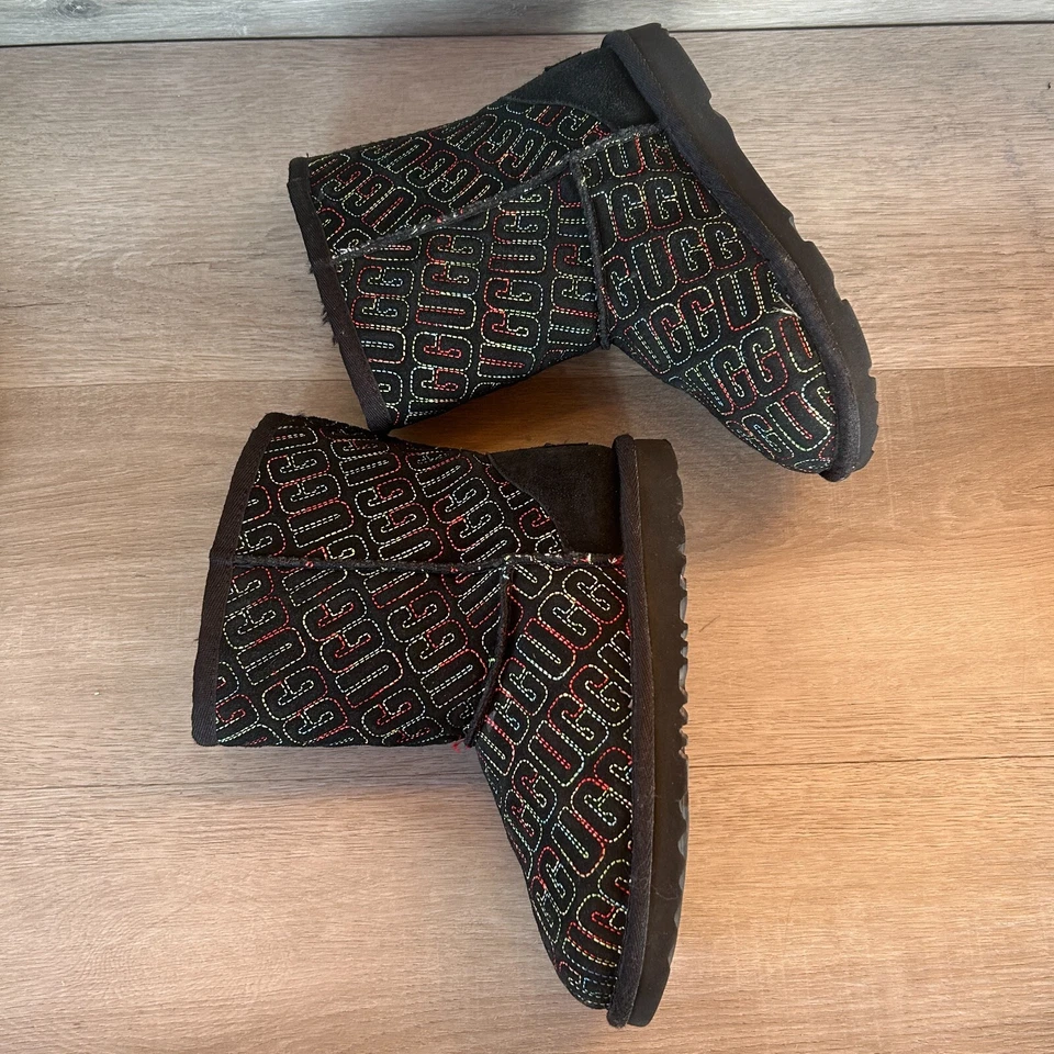 Botas UGG Classic II Puntada Gráfica Niñas Talla 1 Foto 4 de 4