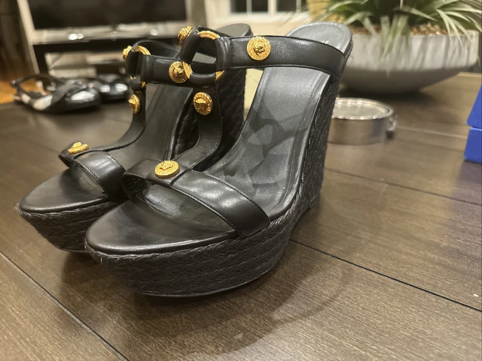 范思哲 Medusa 金色铆钉黑色皮革厚底楔形凉鞋 41 — 第 3/4 张图片