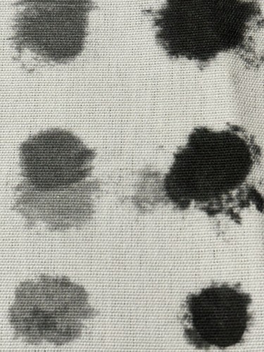 Muestra de tela de gremio de diseñadores 29,75”x7,25” Amlapura gotas de tinta a lunares grafito - Imagen 18 de 24