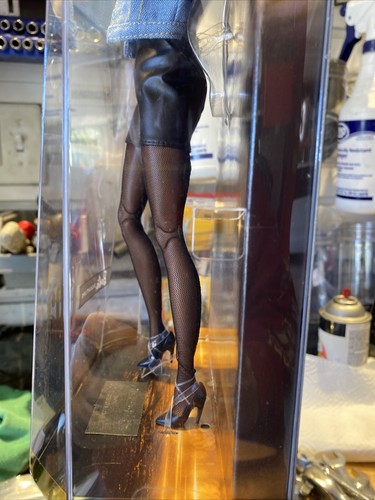 EN MANO MUÑECA BARBIE MATTEL ETIQUETA NEGRA FIRMA TINA TURNER AÑOS 90 2022,,, - Imagen 8 de 10