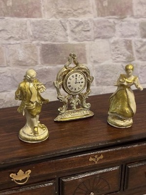 Puppenhaus Maßstab 1/12 Miniatur bemalt Zinn creme gold georgianisches Paar & Uhr