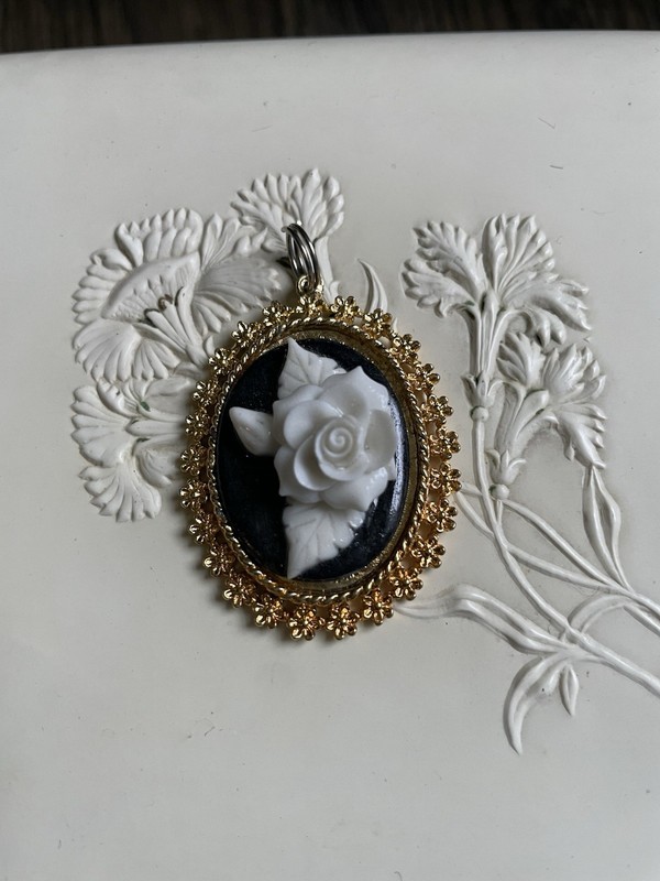 Vintage Cameo Floral White Rose Oval Gold Tone Pendant Beauty Art Victorian 
