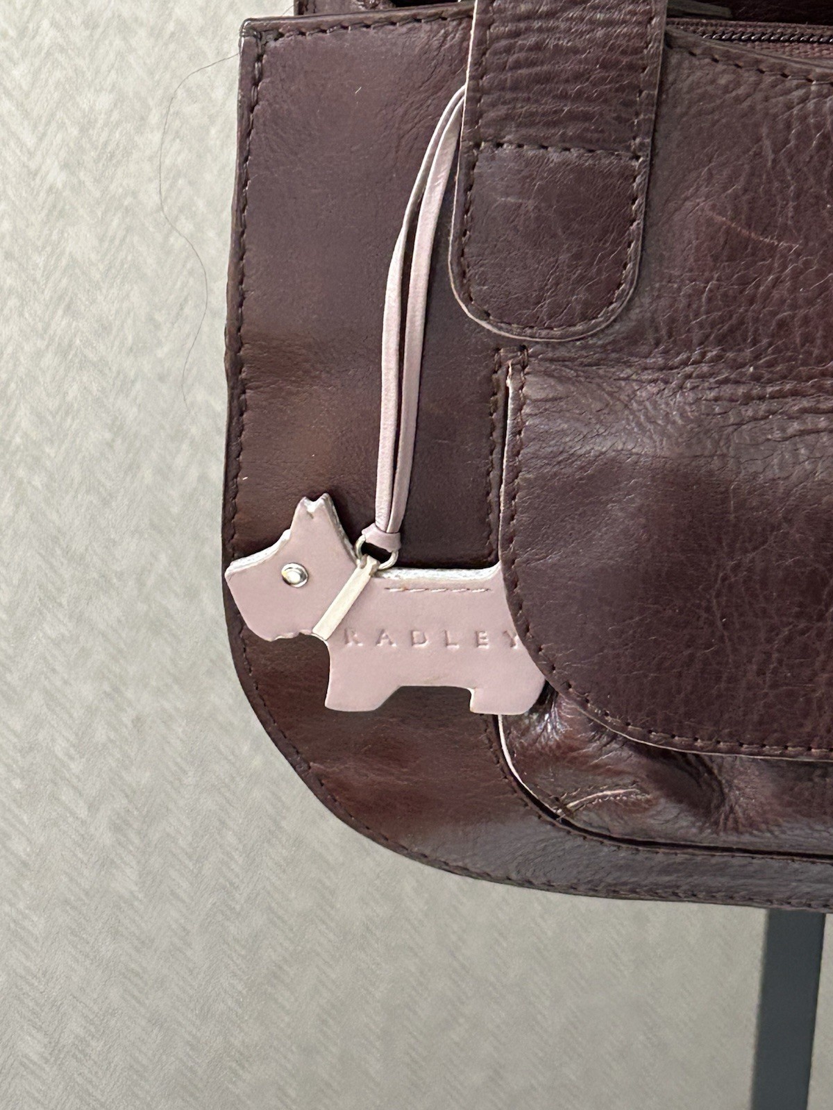 Radley London. dark brown, grained leather bag signature Scottie dog charm R6311 image 3