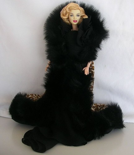 Barbie Marilyn Monroe "Baby it's Cold Outside" Fully ARTICULATED Body - Picture 12 of 12