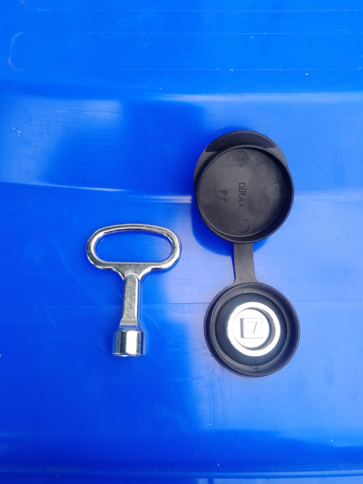 Wheelie bin lock, easy to fit & strong FREE HOLESAW with WATERPROOF cap